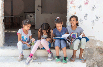 Girls-reading-feat
