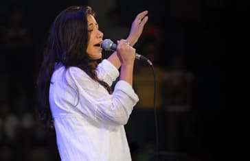 praising-woman-feature